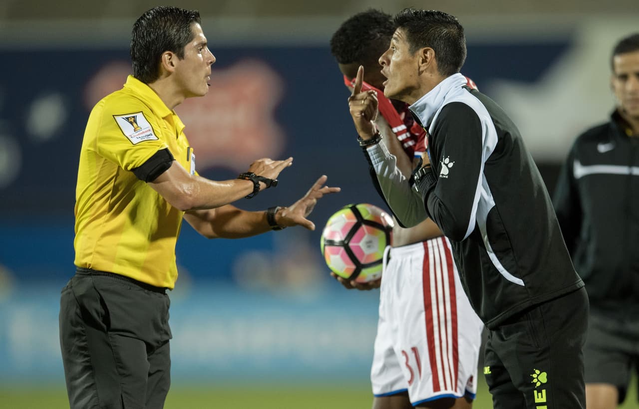 El equipo visitante, desde su zona técnica, mostró la impotencia a pesar de que trató de contener al cuadro estadounidense.