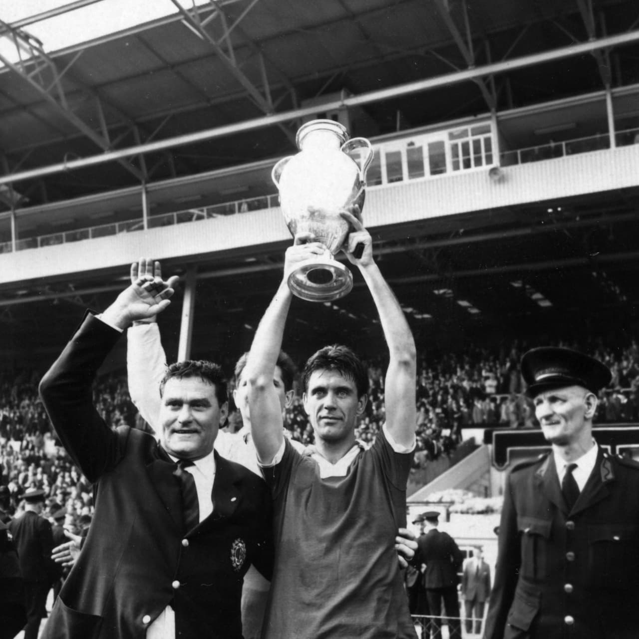 <b>Cesare Maldini</b> fue una figura del Milan y conquistó la Copa de Europa en Wembley así como cuatro ligas convirtiéndose en leyenda del club. Falleció en abril de 2016 a los 84 años.
