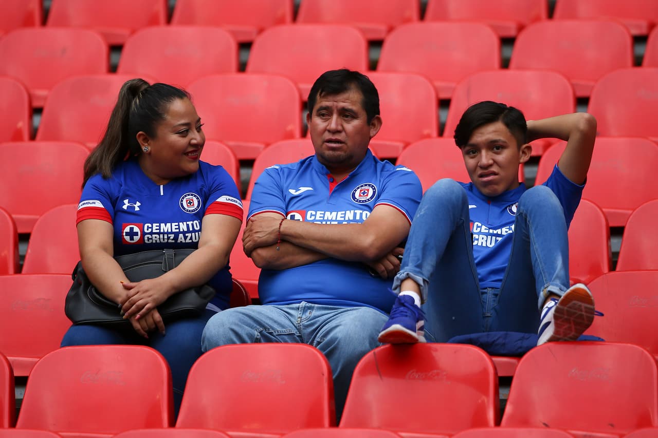 Los fanáticos de Cruz Azul en el Estadio Azteca a minutos del juego contra Monarcas Morelia por la Jornada 17 del Clausura 2019.