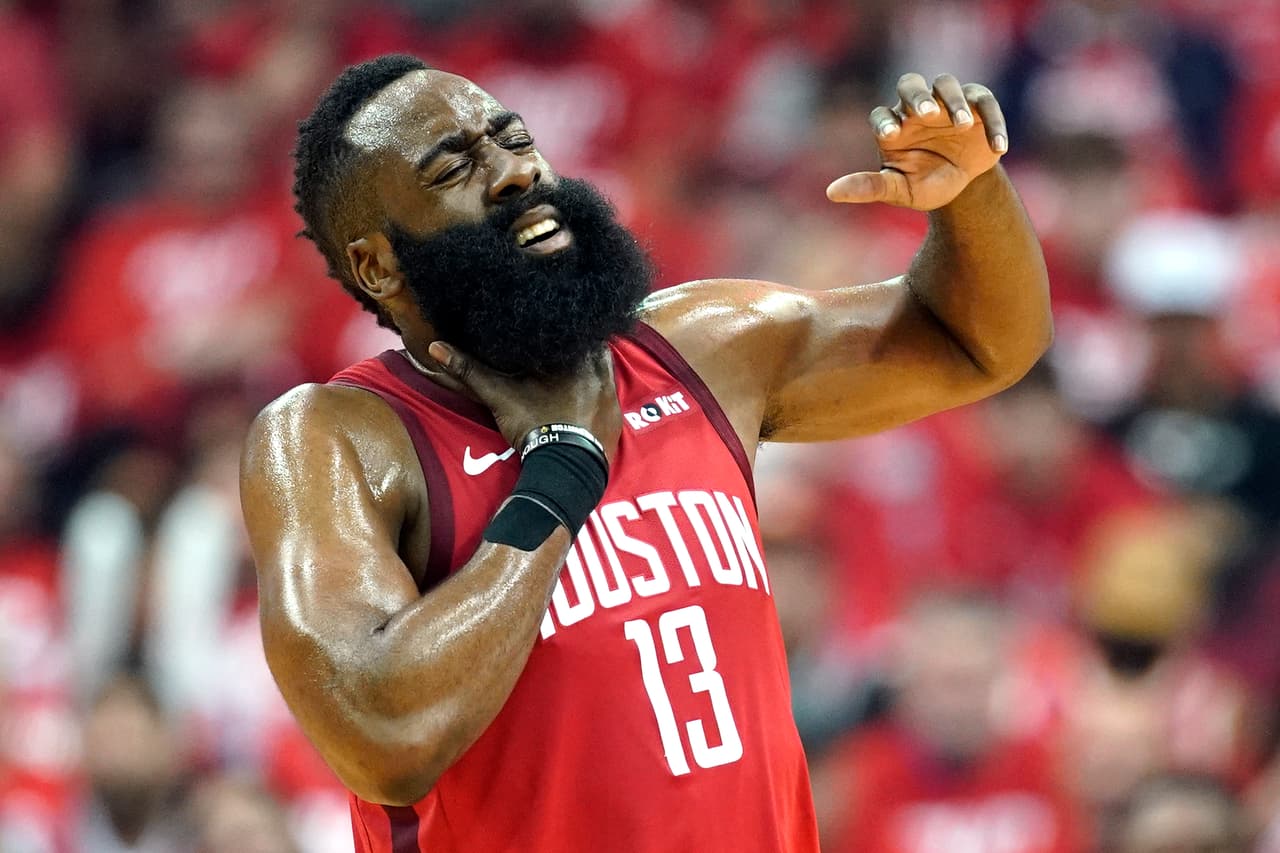 Aunque el rostro de James Harden en esta imagen es de dolor, 'La Barba' se las arregló para completar el tercer triple doble de su carrera en Postemporada. Tuvo un juegazo el estelar guardia de los Rockets.