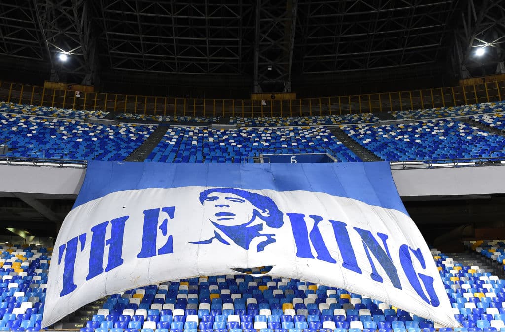 Napoli golea al AS Roma 4-0 en el Estadio Diego Maradona. Tras un pequeño homenaje, el partido dio inicio y Lorenzo Insigne se encargó de abrir el marcador. Fue hasta la segunda mitad cuando cayeron los goles de Fabián Ruiz Peña y Dries Mertens: Politano le puso la cereza al pastel al minuto 86 durante la séptima Jornada de la Serie A.