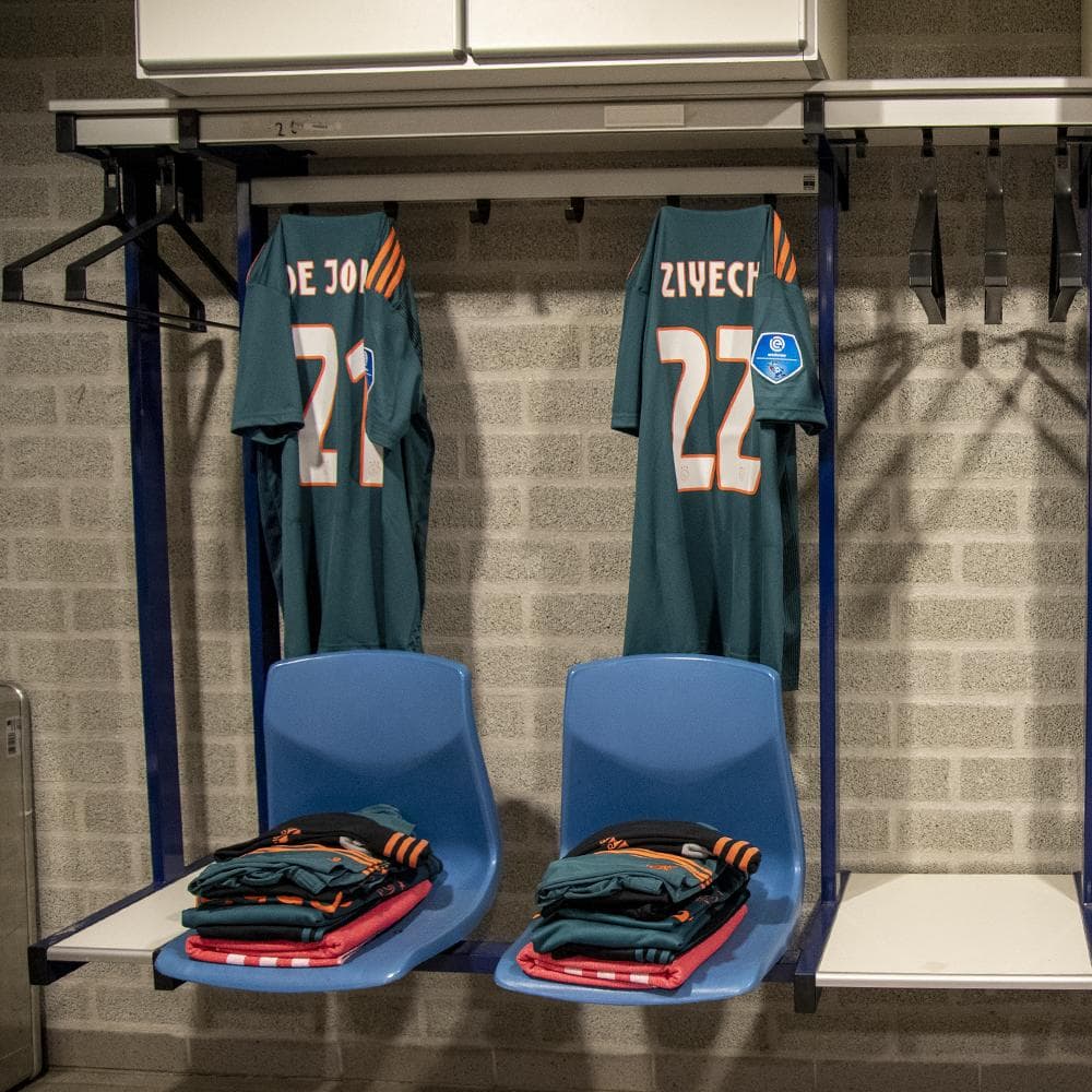 Después de que se conociera su playera titular para la próxima temporada, el Ajax ahora anunció su jersey alterno el cual estrenó este miércoles en el último juego de la Eredivisie 2018/19 ante el De Graafschap. El color verde es el protagonista en un tono oscuro acompañado de detalles naranjas.