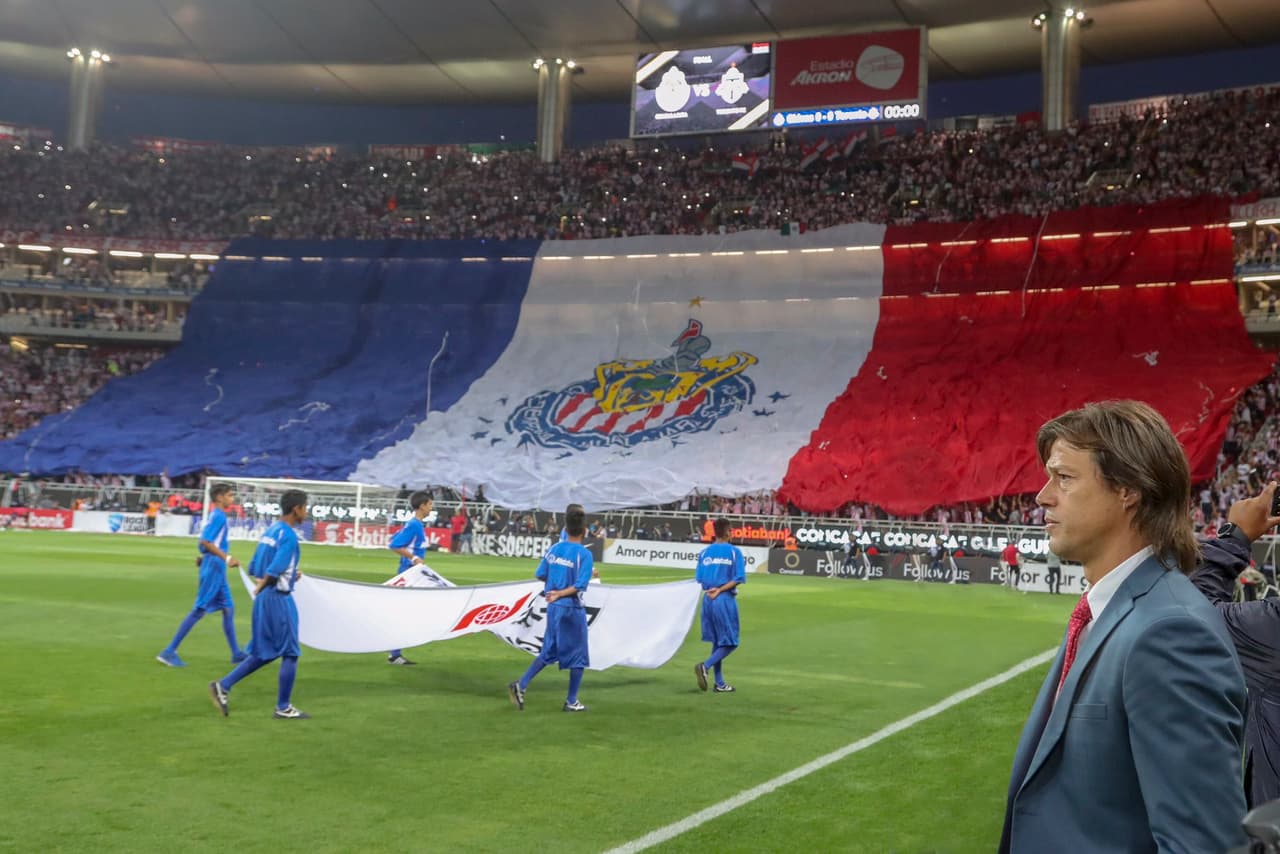 El equipo solo quería que su gente le ayudara a quitar a un intruso en un cuadro espectacular entre Matías Almeyda y la bandera gigante de su afición.