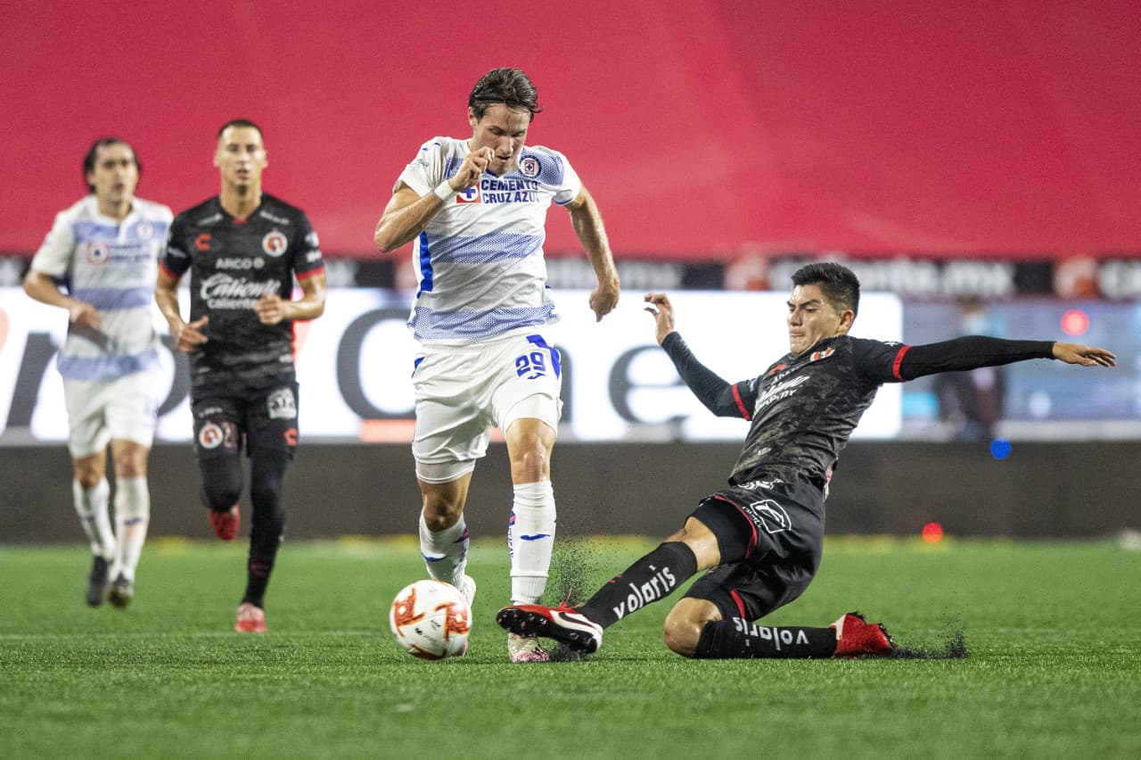 Con goles de Santi Giménez y Jonathan Rodríguez, la Máquina del Cruz Azul vence a los Xolos de Tijuana y regresan a casa con los tres punto y el liderato del torneo.