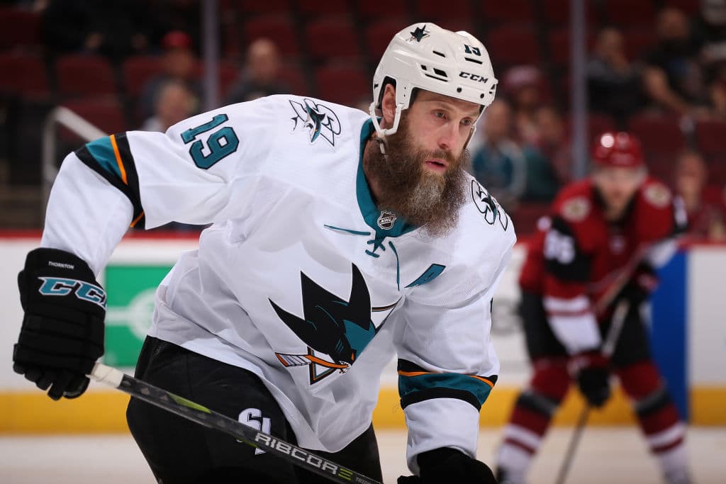 Desde entonces, Thornton juega para los San José Sharks, equipo con el que recién firmó una extensión de contrato por una temporada, la 2018-19, que jugará a los 39 años de edad.