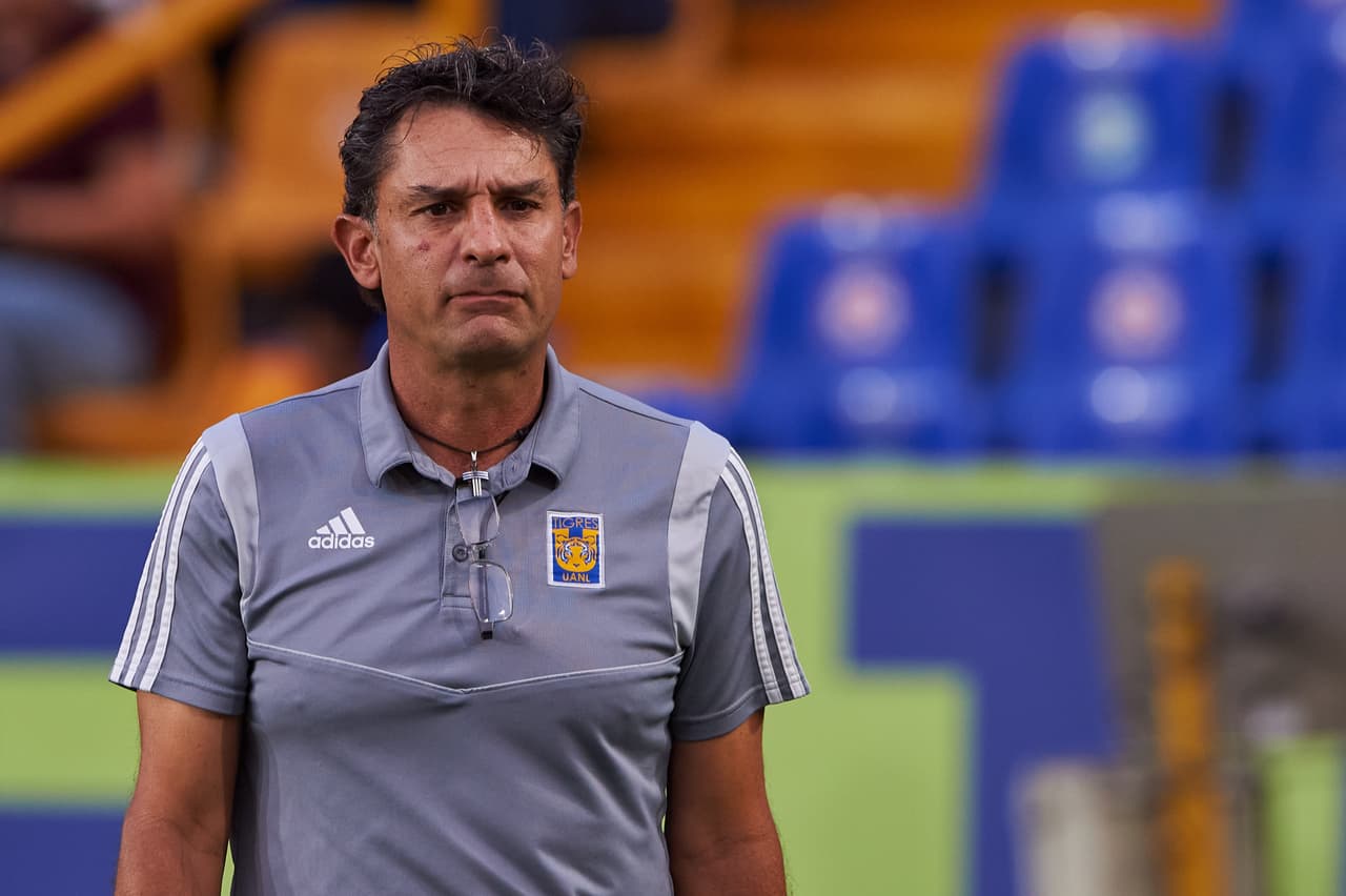 Tigres Femenil anuncia la salida de Roberto Medina como DT