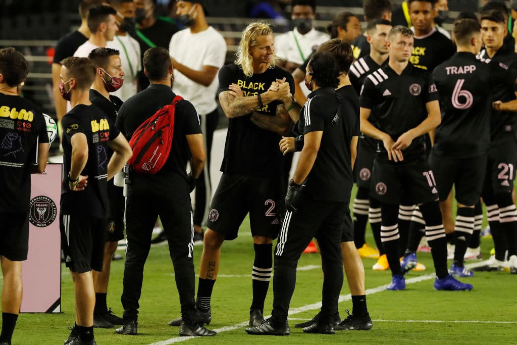 Brek Shea #24 del Inter Miami CF habla con jugadores del Atlanta United en el campo.