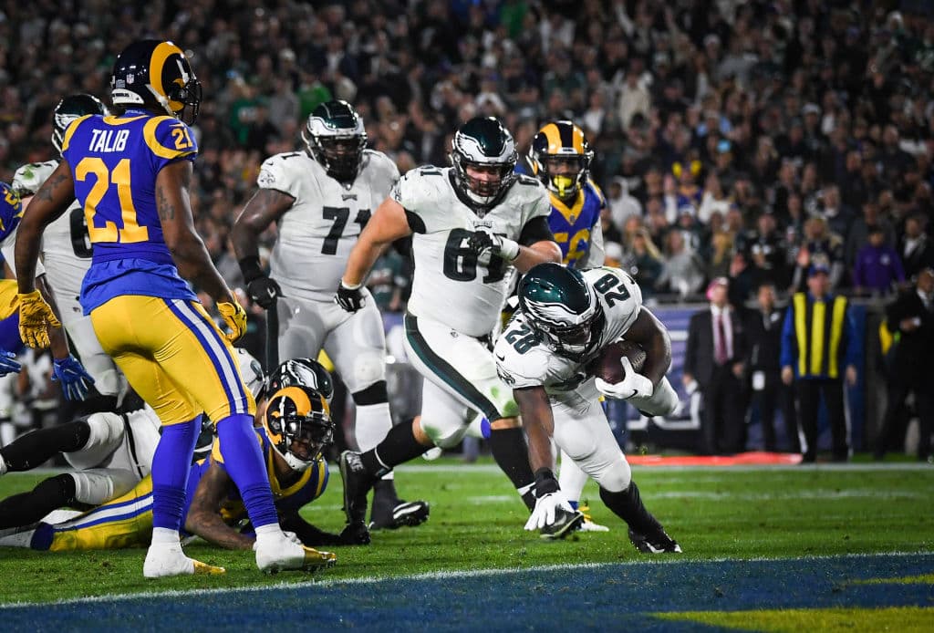 Los Eagles resurgen con Nick Foles y vencen a los Rams para seguir aspirando a Playoffs