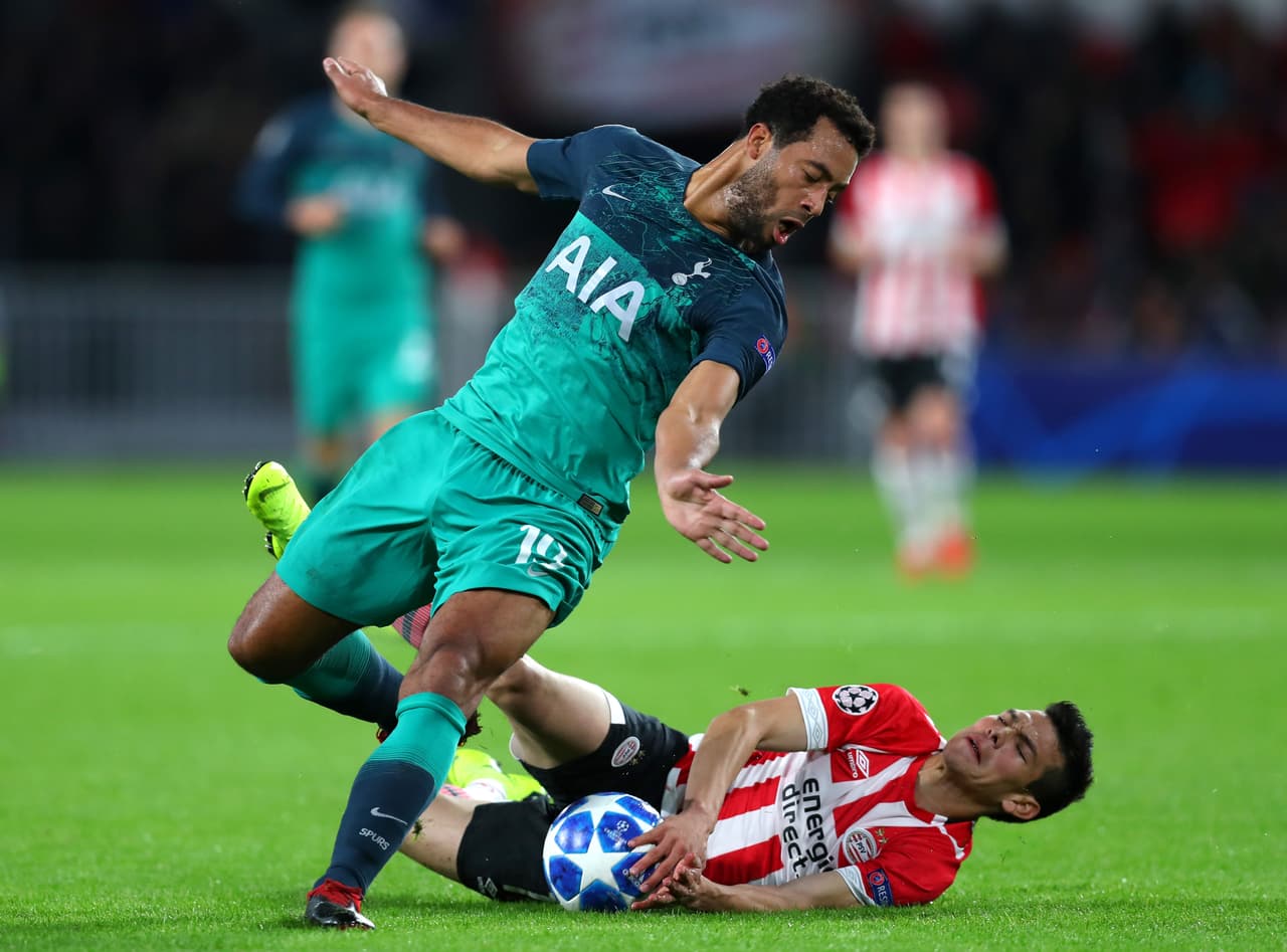 Moussa Dembélé luchó el balón con él, no lo tocó, pero el 'Chucky' cayó y el árbitro pitó la infracción a favor de los locales.