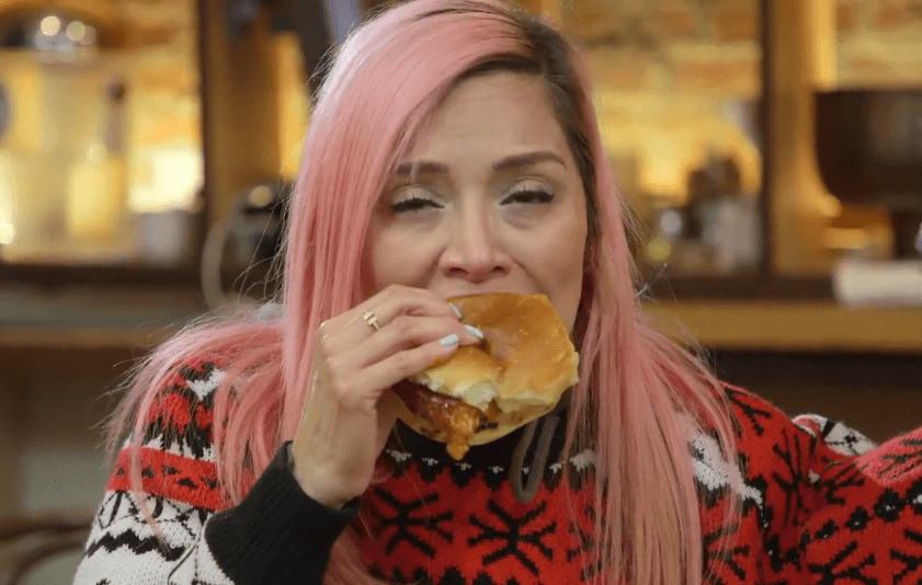 Las tres parejas participantes de la Carrera de la Copa Oro disfrutaron de un platillo típico de Cleveland, una cabeza de cerdo rostizada, en uno de sus retos para ganar el gran premio.