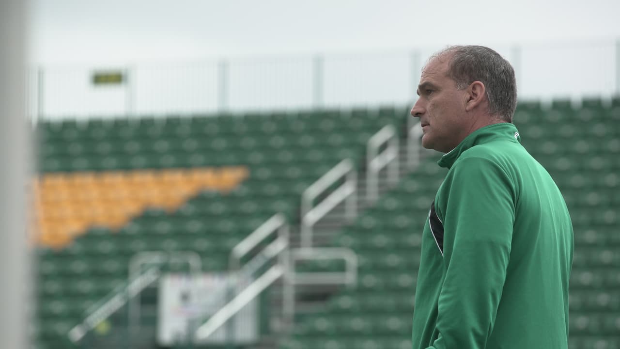 22 jugadores de campo y cuatro arqueros siguen diariamente las instrucciones que Mark les da.