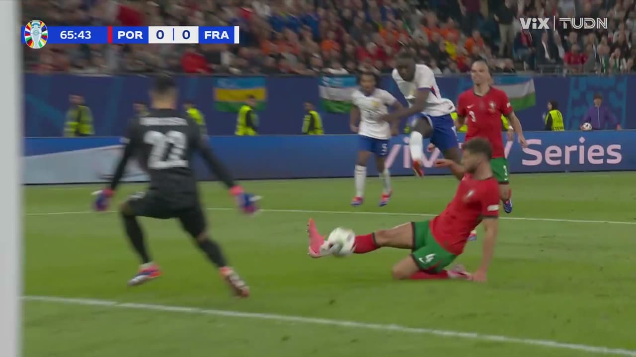 ¡Barrida salvadora de Rúben Dias al tiro de Kolo Muani!