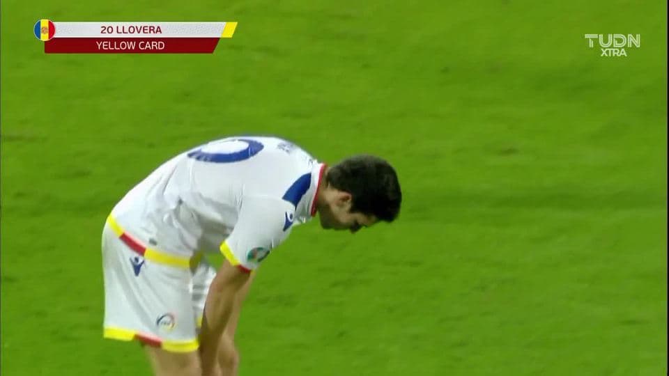 Tarjeta amarilla. El árbitro amonesta a Max Llovera de Andorra