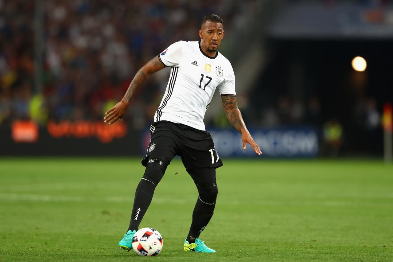 En el puesto de zaguero por derecha nuevamente aparecerá Jerome Boateng del Bayern Múnich.