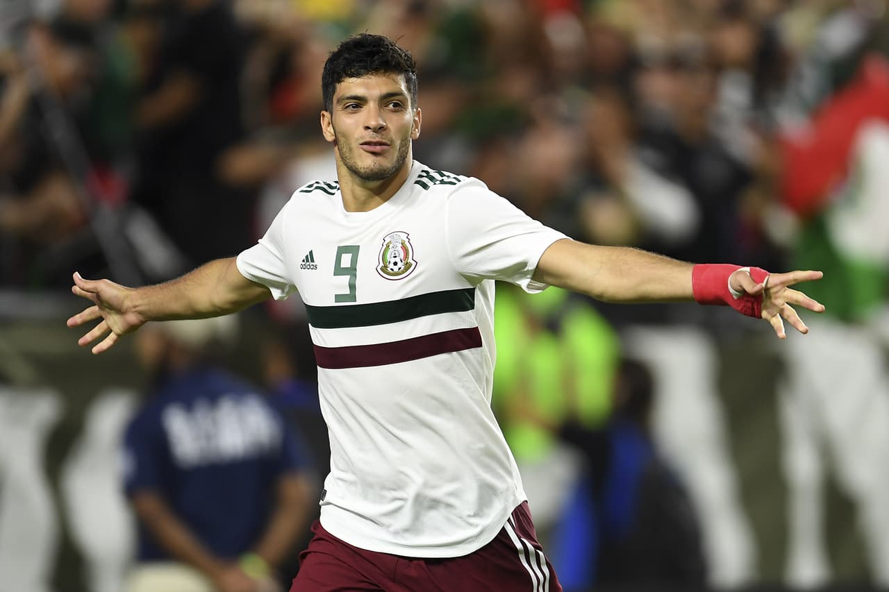 Raúl Jiménez fue el encargado de patear por México, un penalti que le viene bien porque en la tanda de tiros penales ante Costa Rica, erró uno.