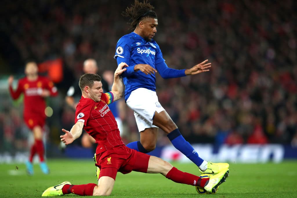 Milner le roba el balón a Iwobi con una barrida dura, pero limpia.