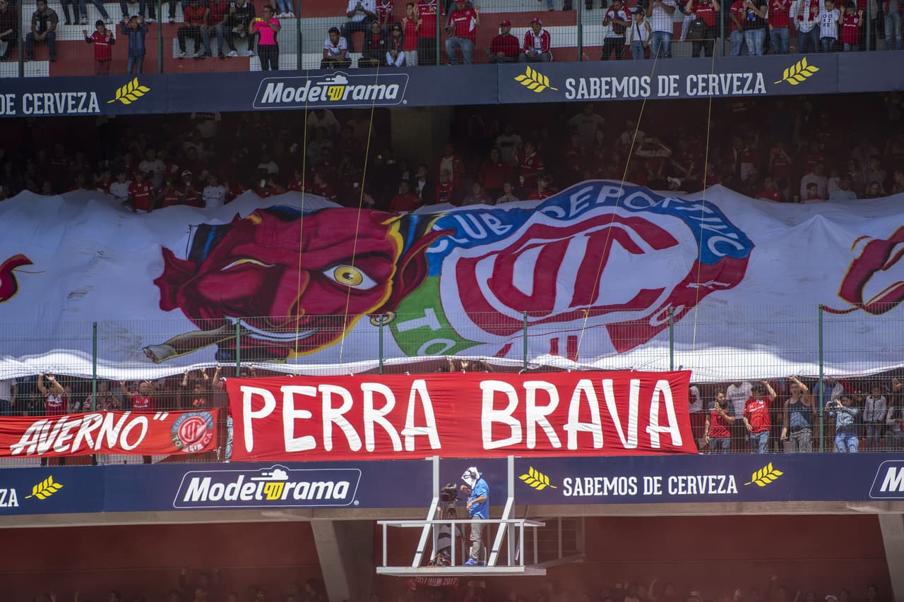 El infierno le dio la bienvenida a los americanistaas con su gran manta alusiva.