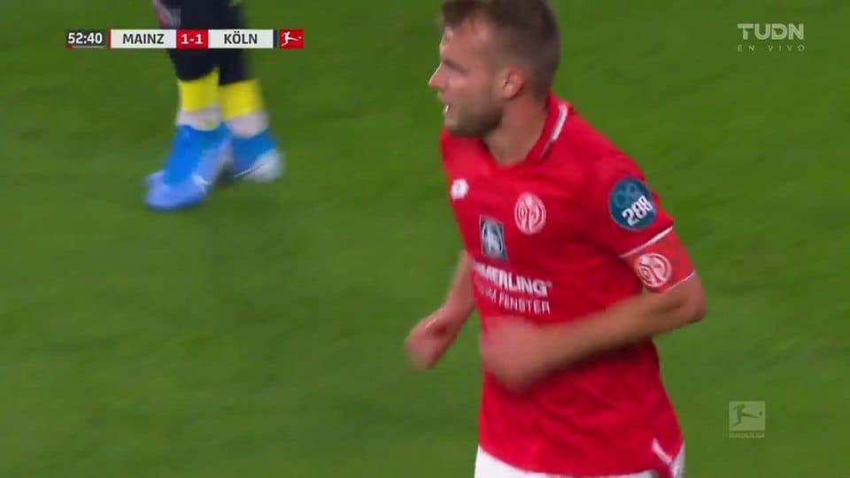 Tiro desviado de Daniel Brosinski