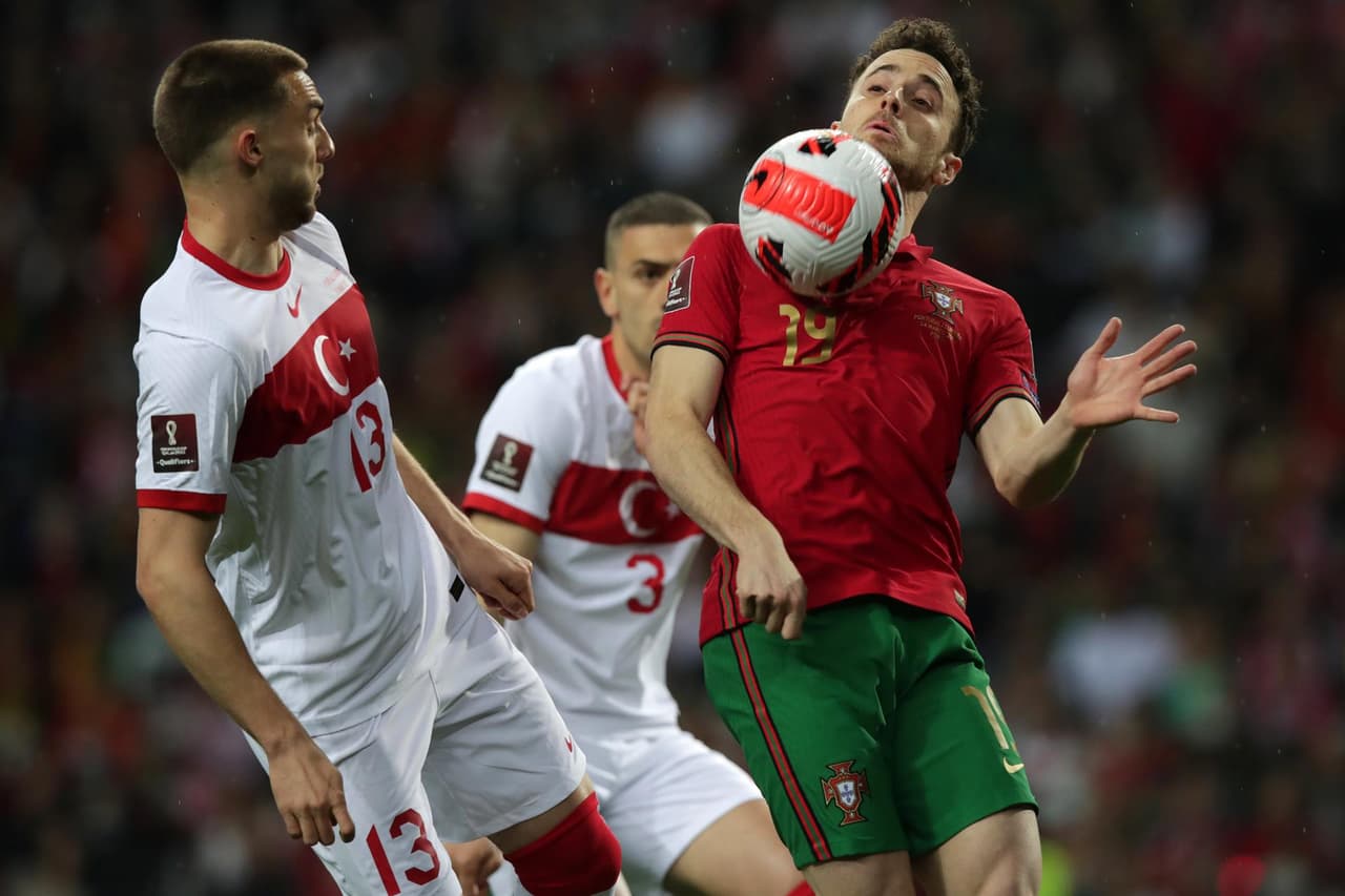 Portugal sigue con vida para clasificar al Mundial Qatar 2022 al vencer en casa 3-1 a Turquía, que falló un penal en los últimos minutos que era el empate en el Repechaje UEFA.