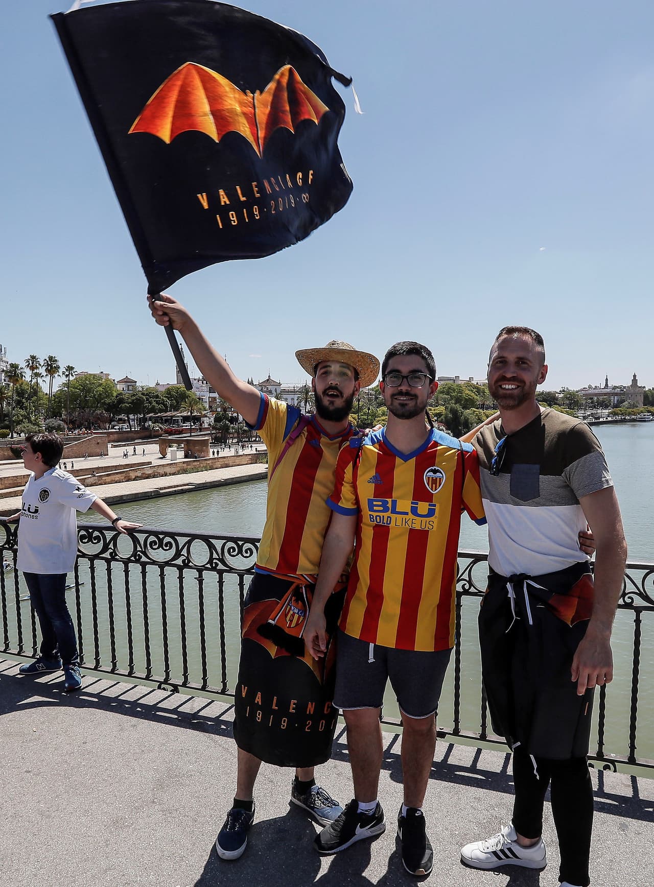 Sevilla ha sufrido el asalto de miles de aficionados del Barcelona y el Valencia, que han llegado con la ilusión de conseguir un título más en su palmarés en esta Copa del Rey. Desde muy temprano han colmado las calles de la ciudad andaluza y los FanFest dispuestos por la Real Federación (RFEF) en las cercanías del Estadio Benito Villamarín.