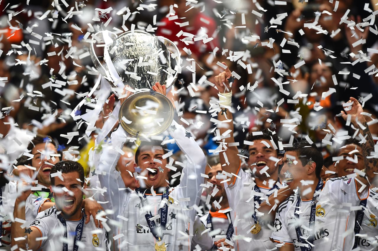 Sin duda, la mejor campaña de Ronaldo con los blancos ha sido la 2013-2014, en la que Real Madrid finalmente logró ‘La Décima’ Champions League para sus vitrinas, con un ‘CR7’ que terminó el torneo con la cifra récord de 17 tantos. A nivel individual, el luso fue Balón de Oro y Bota de Oro.