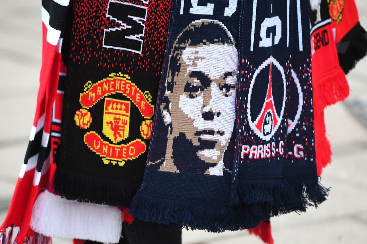 Los fanáticos de Manchester United y del París Saint-Germain le dieron un colorido especial al Old Trafford para el juego de ida de los Octavos de final de la Champions League.