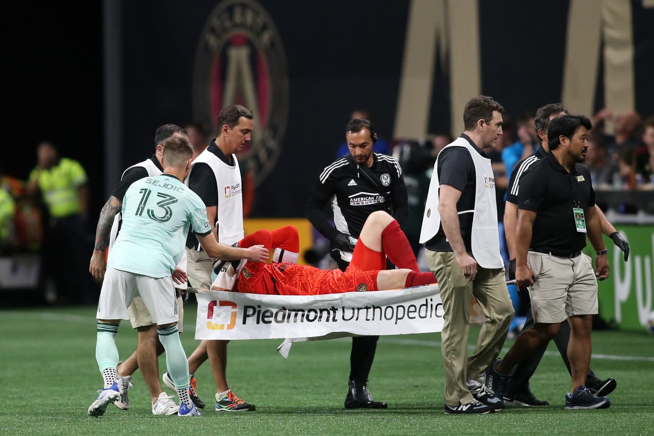 Grave lesión de Brad Guzan en el partido de Atlanta United FC frente a FC Cincinnati.