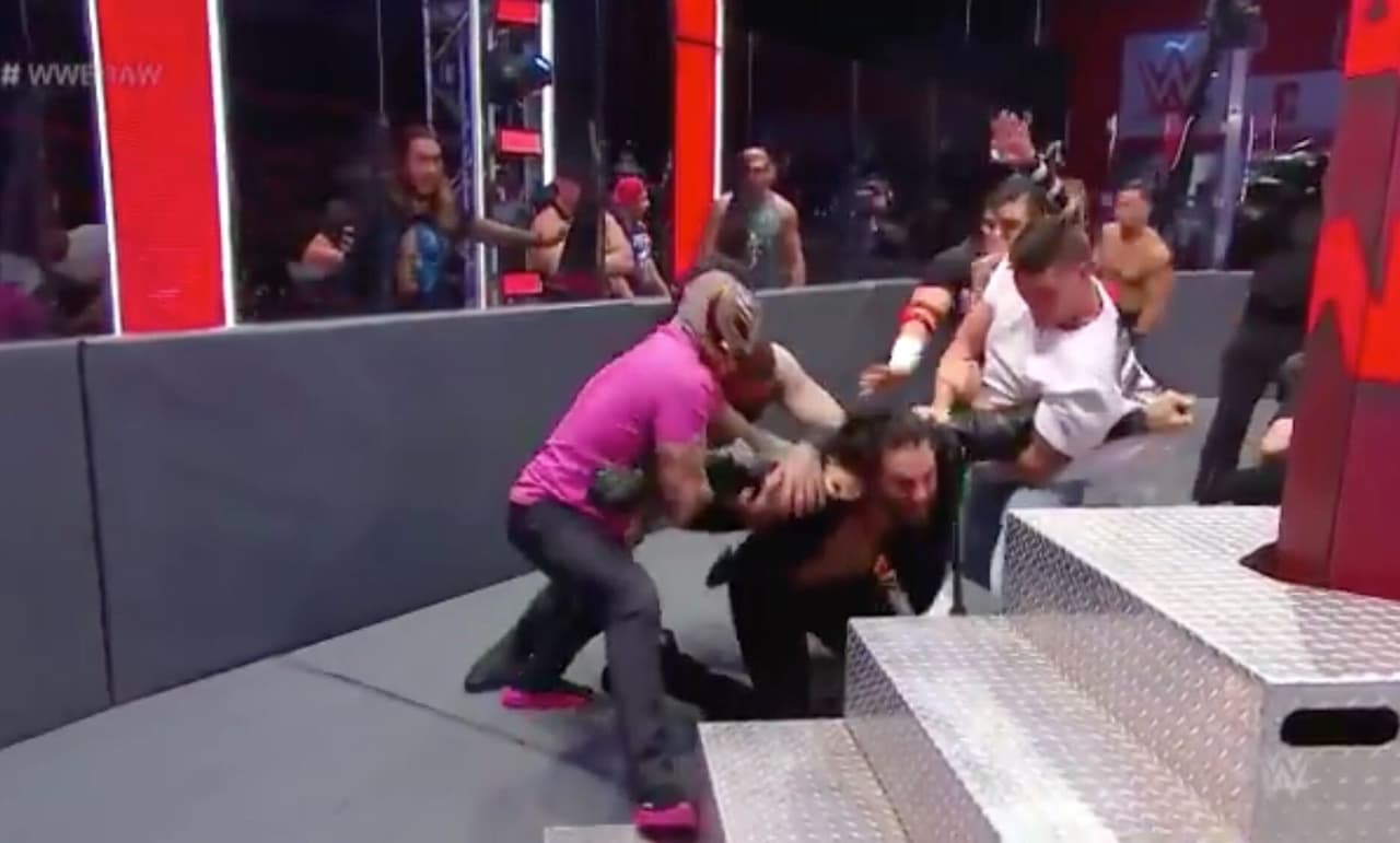 Rey Mysterio casi le paga con la misma moneda a Seth Rollins