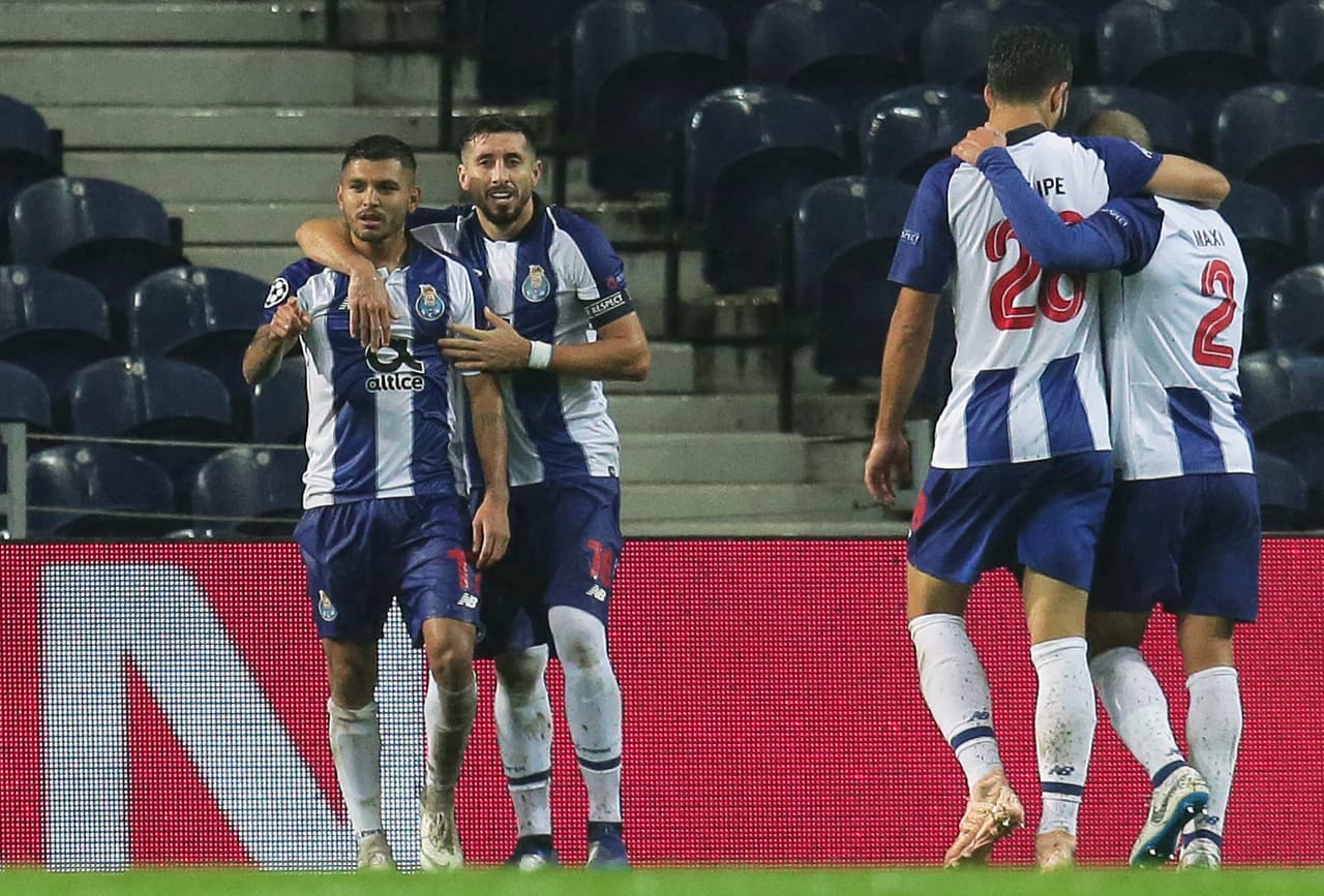 Corona y Herrera, la legión mexicana del FC Porto, festejando el 3-1 en un partido pasado por agua. Vaya manera de llover en la cercanías del Estadio do Dragao.