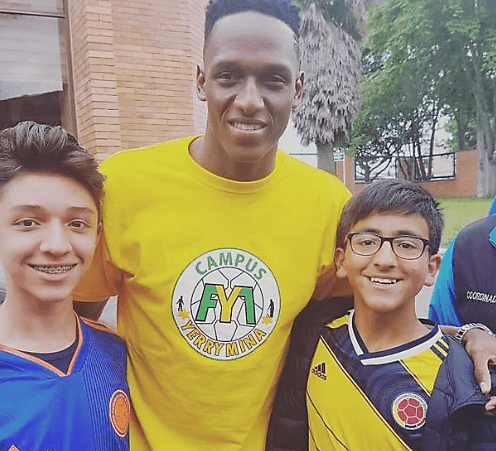 Pequeños que no desaprovecharon la oportunidad de sacarse la foto con el defensa goleador de su selección. Sin embargo, el futuro de Mina con el Barça es incierto.