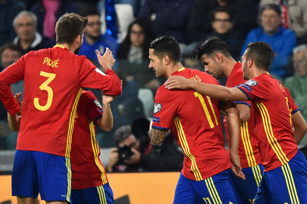 Spain's midfielder Vitolo (C) is congratulated by teammates after scoring during the WC 2018 football qualification match between Italy and Spain on October 6, 2016 at the Juventus stadium in Turin / AFP / GIUSEPPE CACACE (Photo credit should read GIUSEPPE CACACE/AFP/Getty Images)