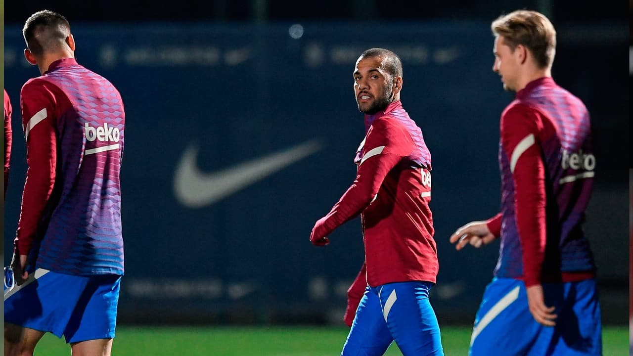 El COVID-19 prolonga un juego más el debut de Dani Alves con Barça