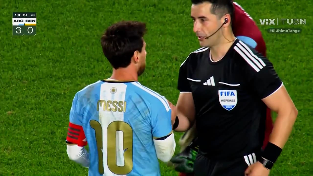 Lionel Messi recibió un regalo inesperado del árbitro en su despedida