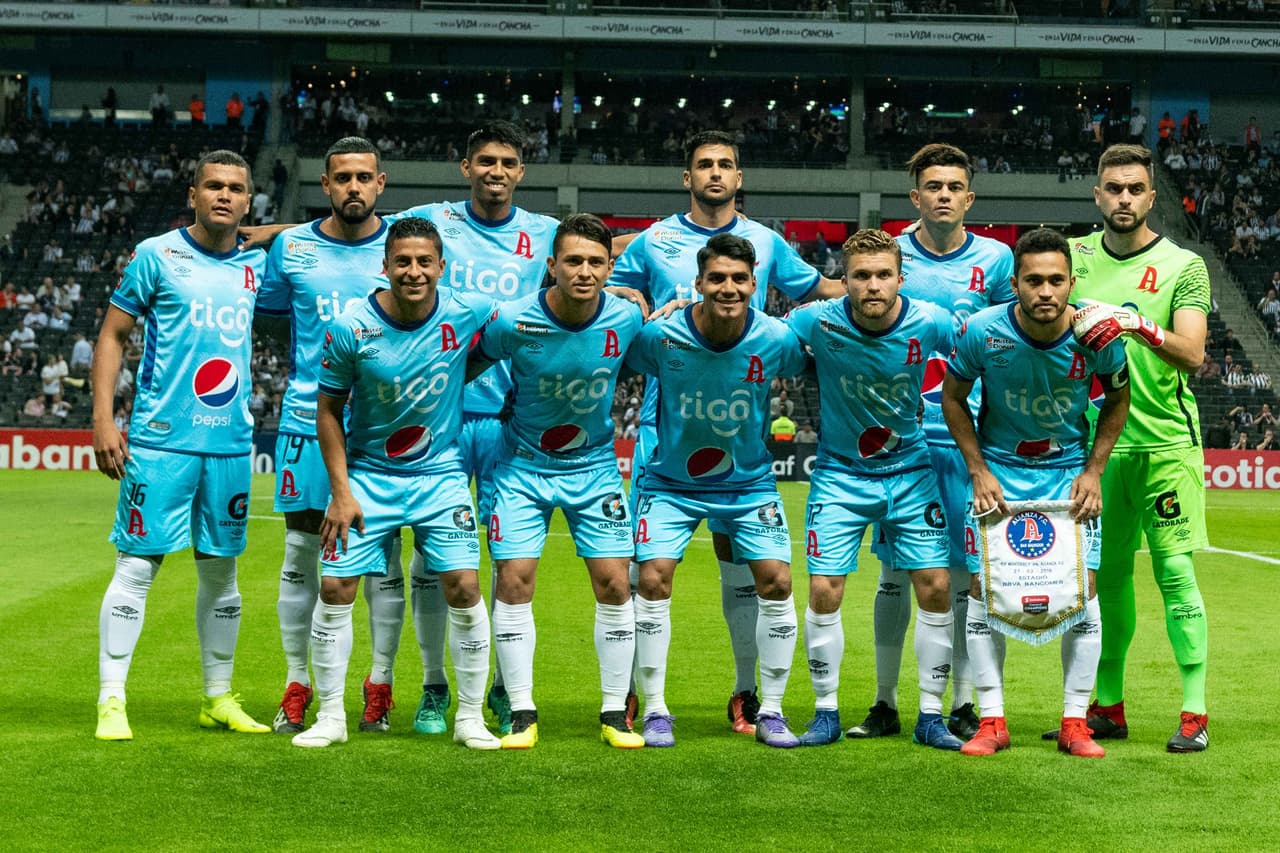 Mientras que la escuadra salvadoreña lo hizo con García, Marroquín, Romero, Mancía, Jiménez, Portillo, Orellana, Monterrosa, Cerén, Benítez y Herrera, dejando a su goleador Bladimir Díaz por fuera.
