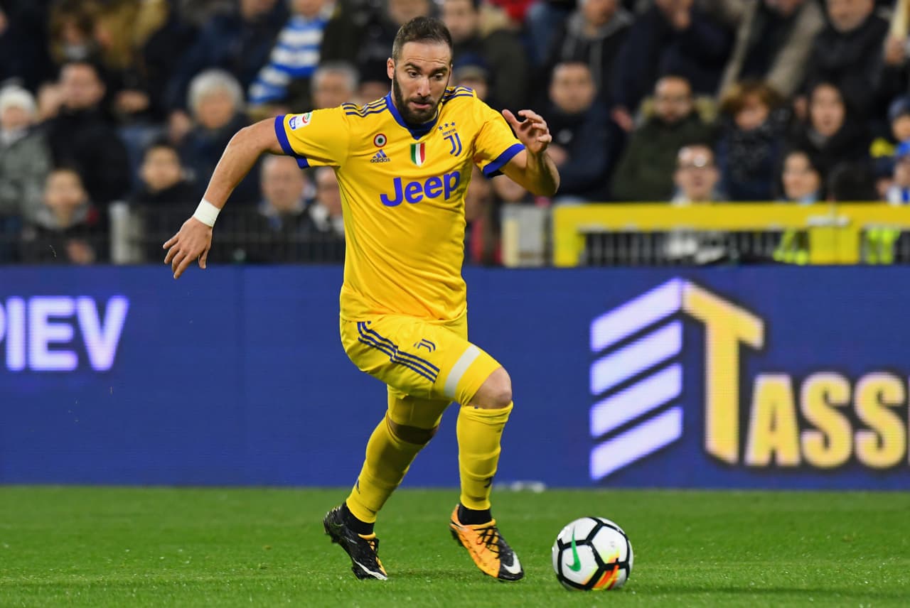 El 'Pipita', como delantero centro, se perdió mucho en el partido y en la segunda mitad tuvo que retroceder un poco su posición para tener mayor contacto con la pelota.