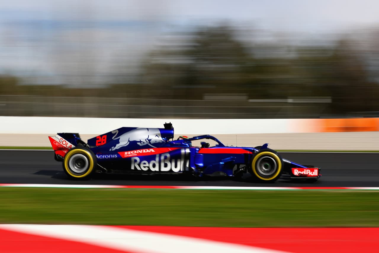 En suspensiones, queda prohibido el sistema probado el año pasado por equipos como Red Bull y Ferrari, que con unos ajustes variaban la altura del coche en función del ángulo de dirección.