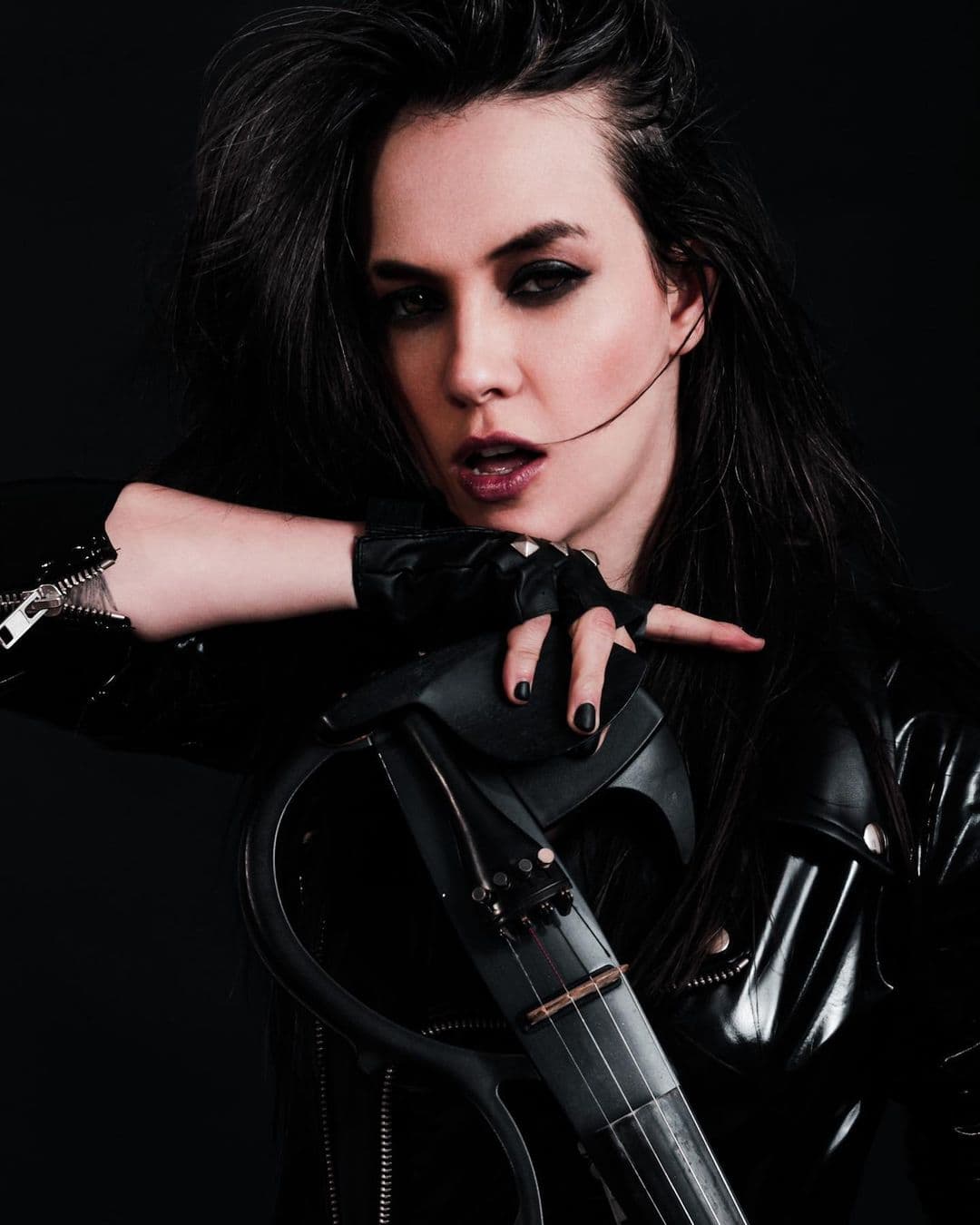 La sinaloense de 30 años no sólo domina las tornamesas, es una espectacular violinista.