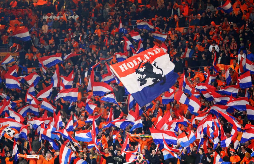 En el Johan Cruyff Arena, a tres años del fallecimiento del crack holandés, se disputó el juego del Grupo C de las eliminatorias a la Eurocopa 2020.