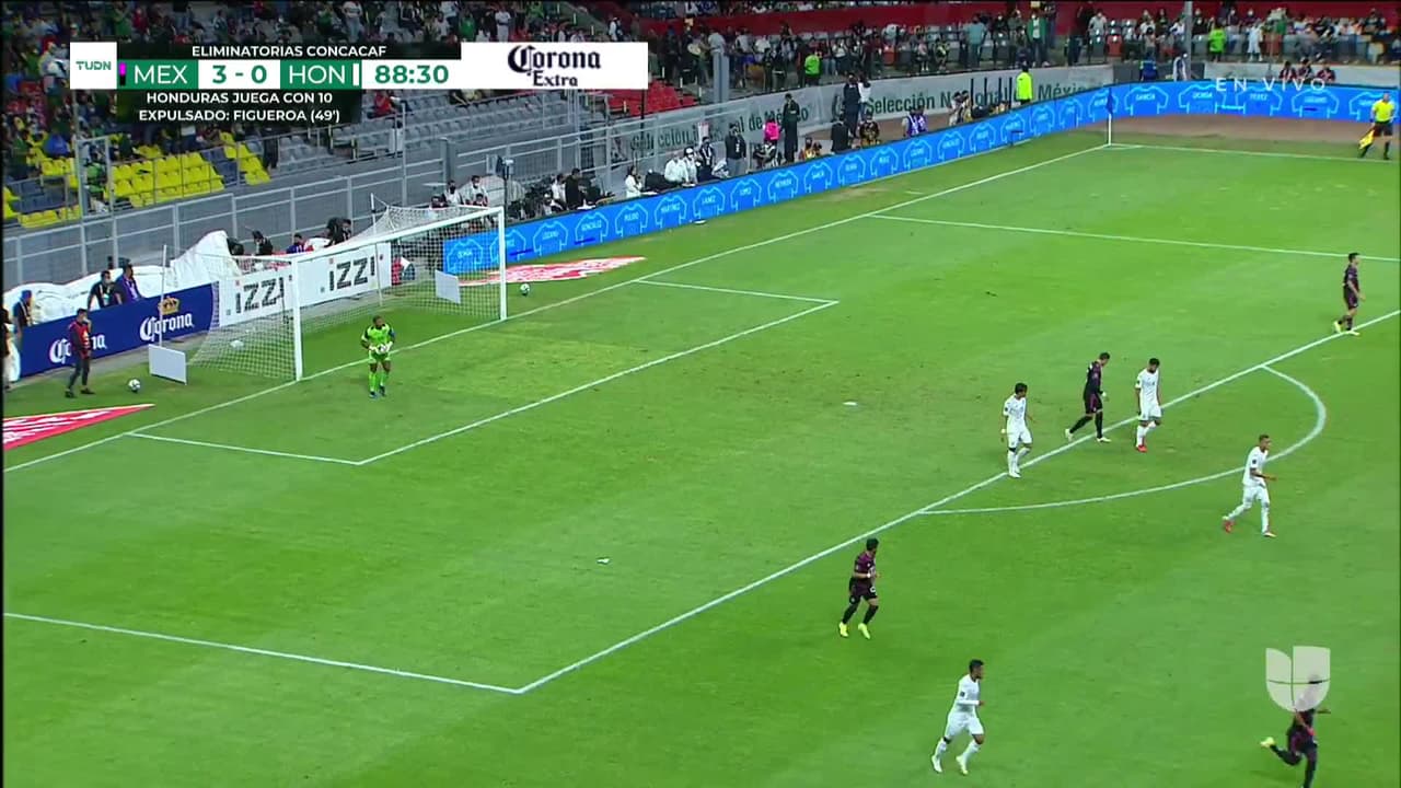 ¡TIRO ATAJADO! disparo por Orbelín Pineda.