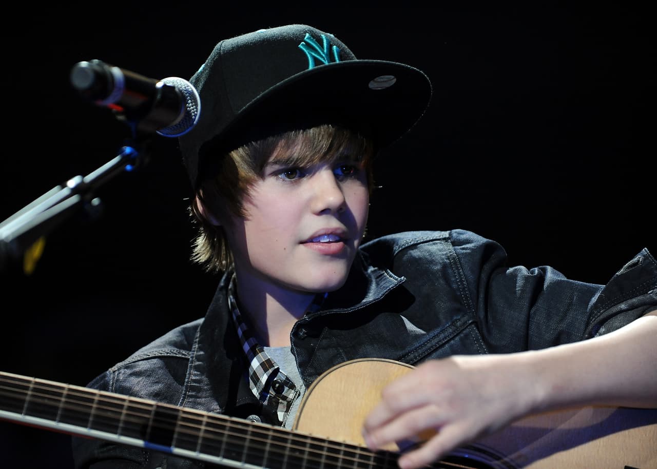 Justin Bieber también arrancó su carrera temprano y fue descubierto por un representante que vio sus videos en 2008 en Youtube y decidió darle impulso al joven de 14 años.