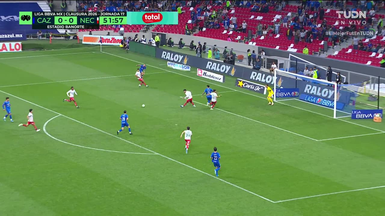 ¡GOL!  anota para Cruz Azul. José Paradela