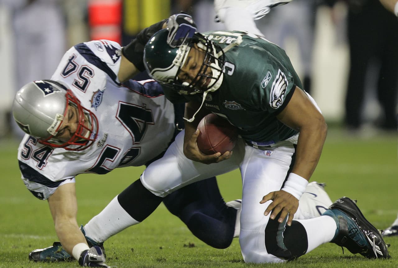 Super Bowl XXXIX (New England Patriots 24-21 Philadelphia Eagles) | El Alltel Stadium en Jacksonville fue sede por primera vez. MVP: Deion Branch (WR NE). Costo comercial 30 segundos: 2.3 millones por Fox.