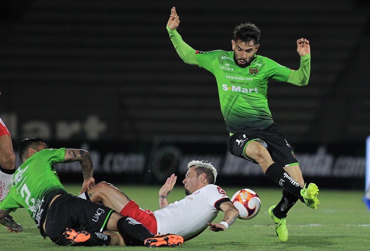 Con el pasar de los minutos creció la tensión, sobre todo para el Toluca, y las faltas y 'piques' comenzaron a adueñarse de la acción en el campo.