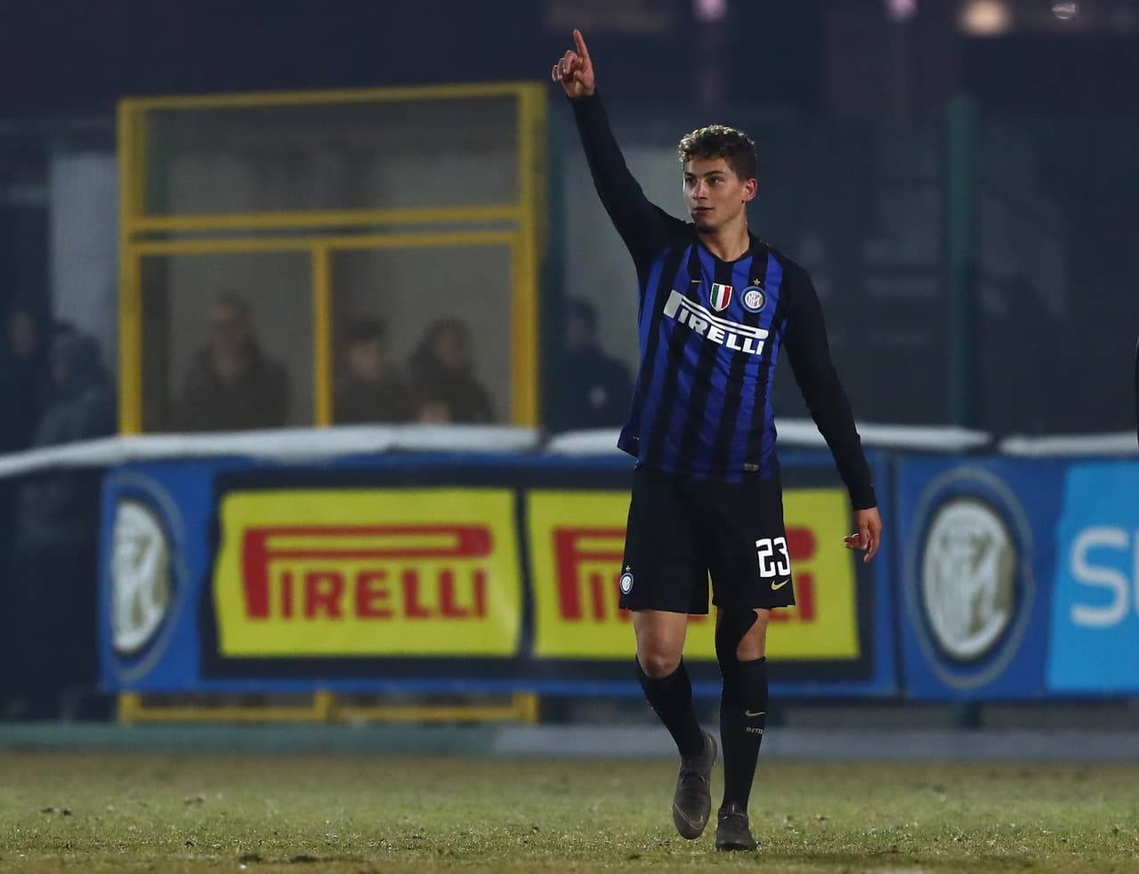 Comentan que el joven Sebsatiano Esposito, del Inter de Milán juvenil, estaría en camino a sumarse al PSG como una apuesta a futuro.