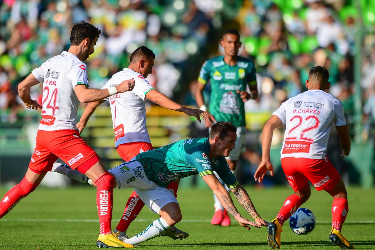 Rodrigo Noya y Daniel Álvarez caen en la desesperación y cometen falta sobre Leonardo Ramos.