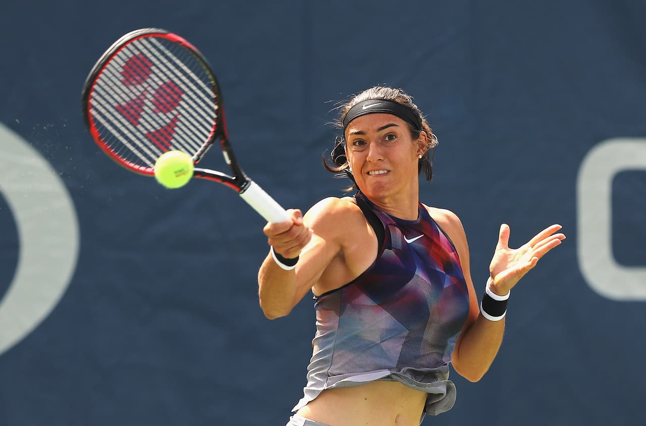 Caroline García tuvo una victoria sencilla al imponerse 6-0, 6-1 contra Teresa Martincova.