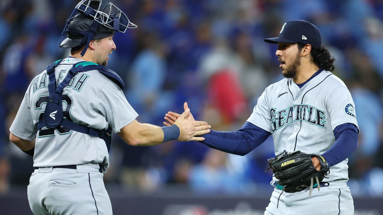 Andrés Muñoz consigue su primer triunfo de postemporada con Mariners