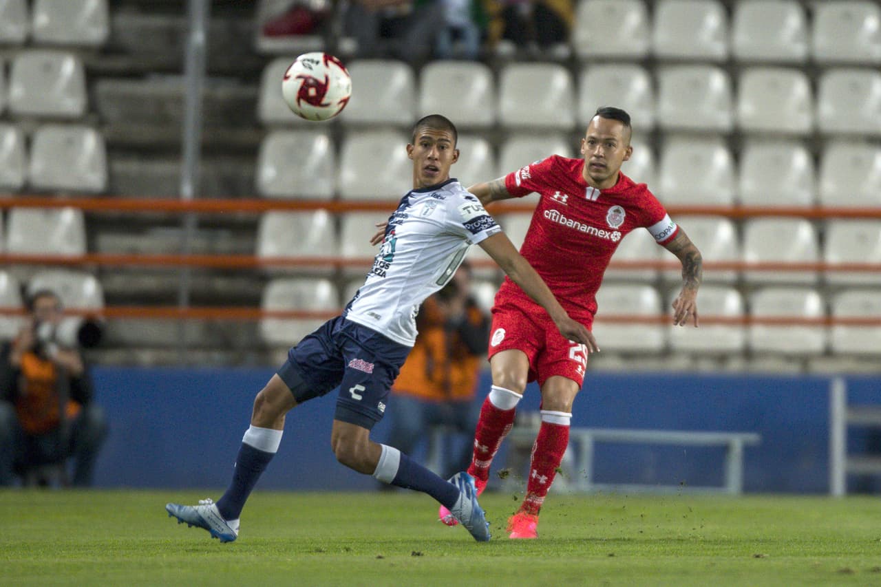 Josue Gómez trata de recibir el balón con la marca del Stripper Salinas.