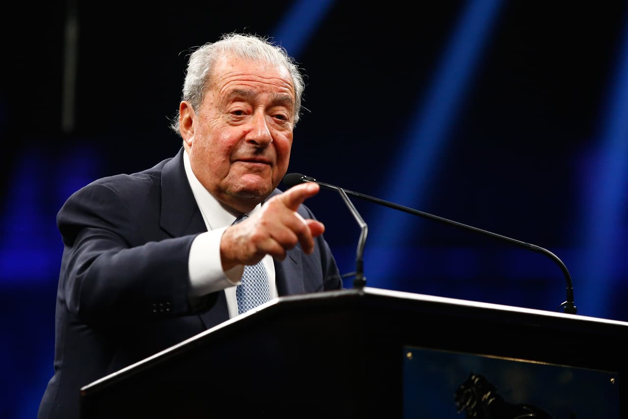 El promotor Bob Arum, quien en el pasado tuvo una disputa legal con Mikey García, opina que el tetracampeón "no tiene con quá lastimar" al campeón wélter de la FIB. "Spence va a ser muy superior".