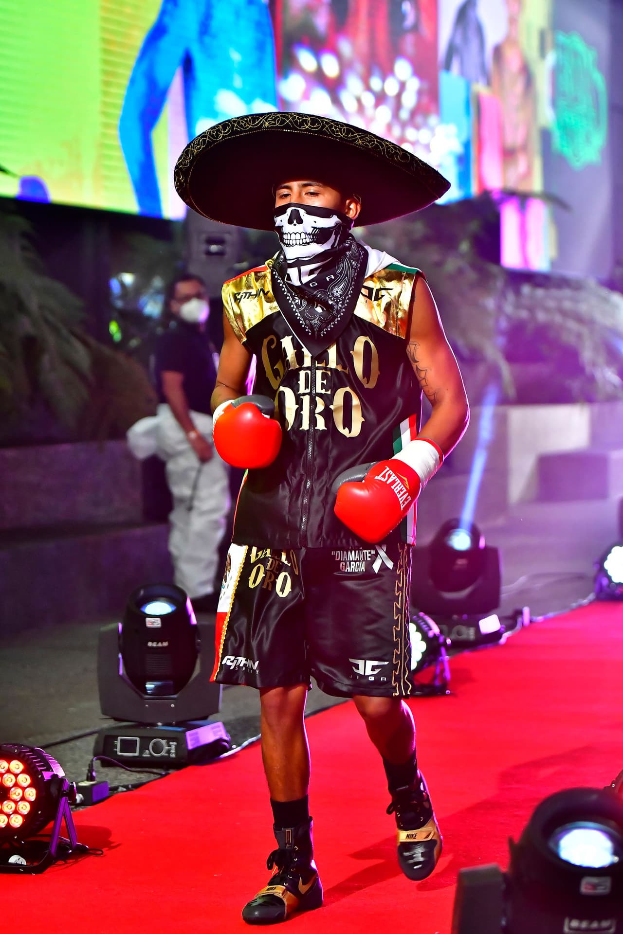 El nicaragüense retuvo el título Supermosca de la Asociación Mundial de Boxeo por decisión unánime. Con tarjetas de 118-110, 116-112 y 117-111, el retador hizo un combate serio, pero no le alcanzó.